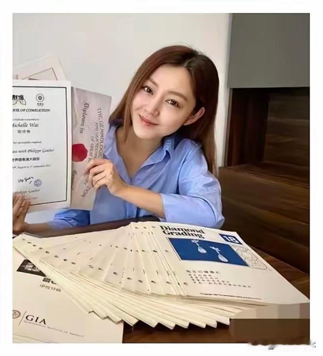 不查不知道，一查才发现，百花奖64年来第一个香港影后，竟然手里攥着十几本跟演