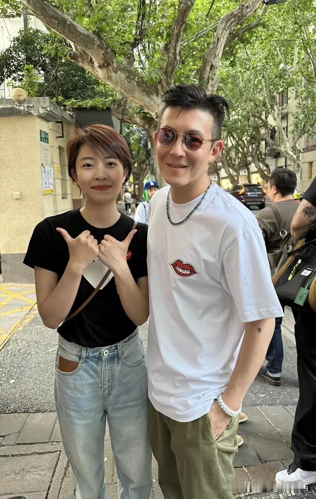 陈冠希，真的不愧是帅哥级别的，这么普通的衣服，他穿起来就不一样，高级感满满。吸引