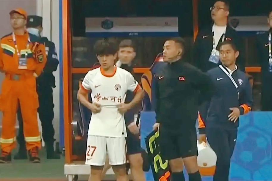 16岁邝兆镭中超登场！中国足球青春风暴来袭，青训新星崭露头角