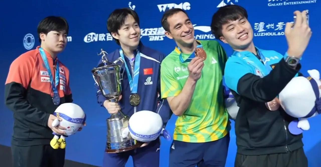 澳门世界杯男单领奖台上的合影，代表着当今世界乒坛上最顶级别的水平[赞][赞][赞