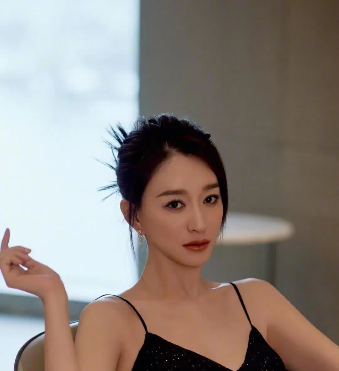 所有女生估计都气的牙痒痒了不是因为自己变胖了而是因为49岁的李小