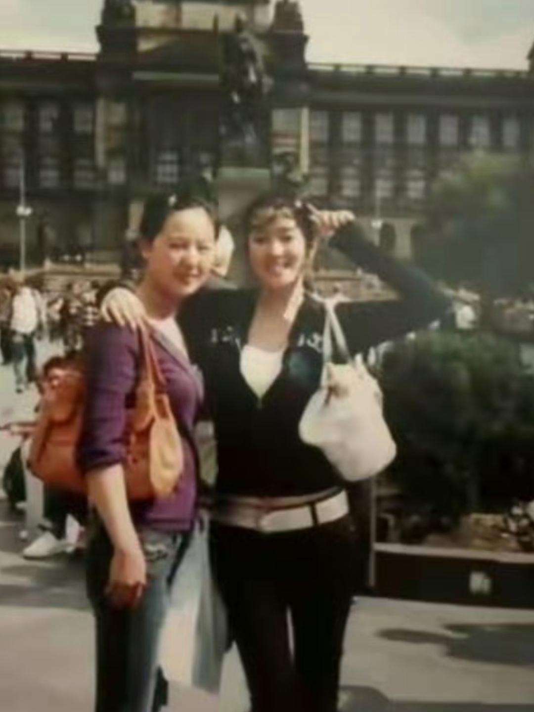 2007年，42岁巩俐飞去捷克见发小，打扮朴实，没有一点巩皇架子