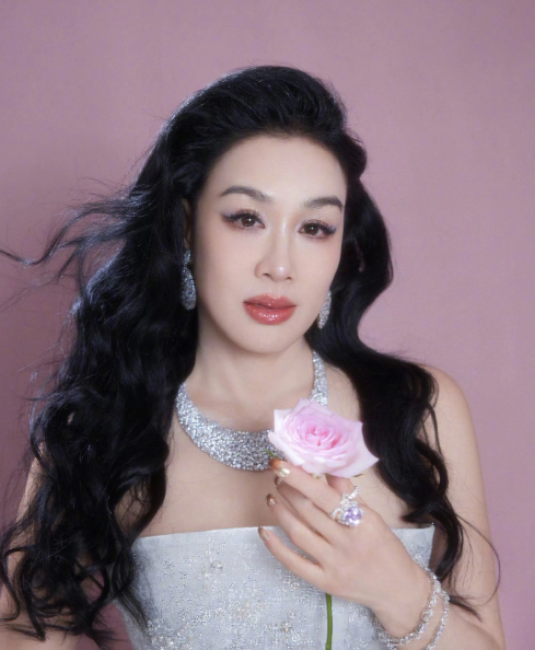 钟丽缇为什么56岁还这么漂亮了不是因为她有钱会保养，而是她有一个比她还爱美的