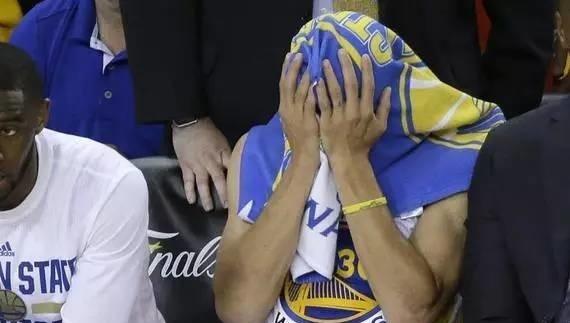 太丢人了吧！勇士队100-104火箭队，看看勇士队球员得分数据和正负值，谁该为失