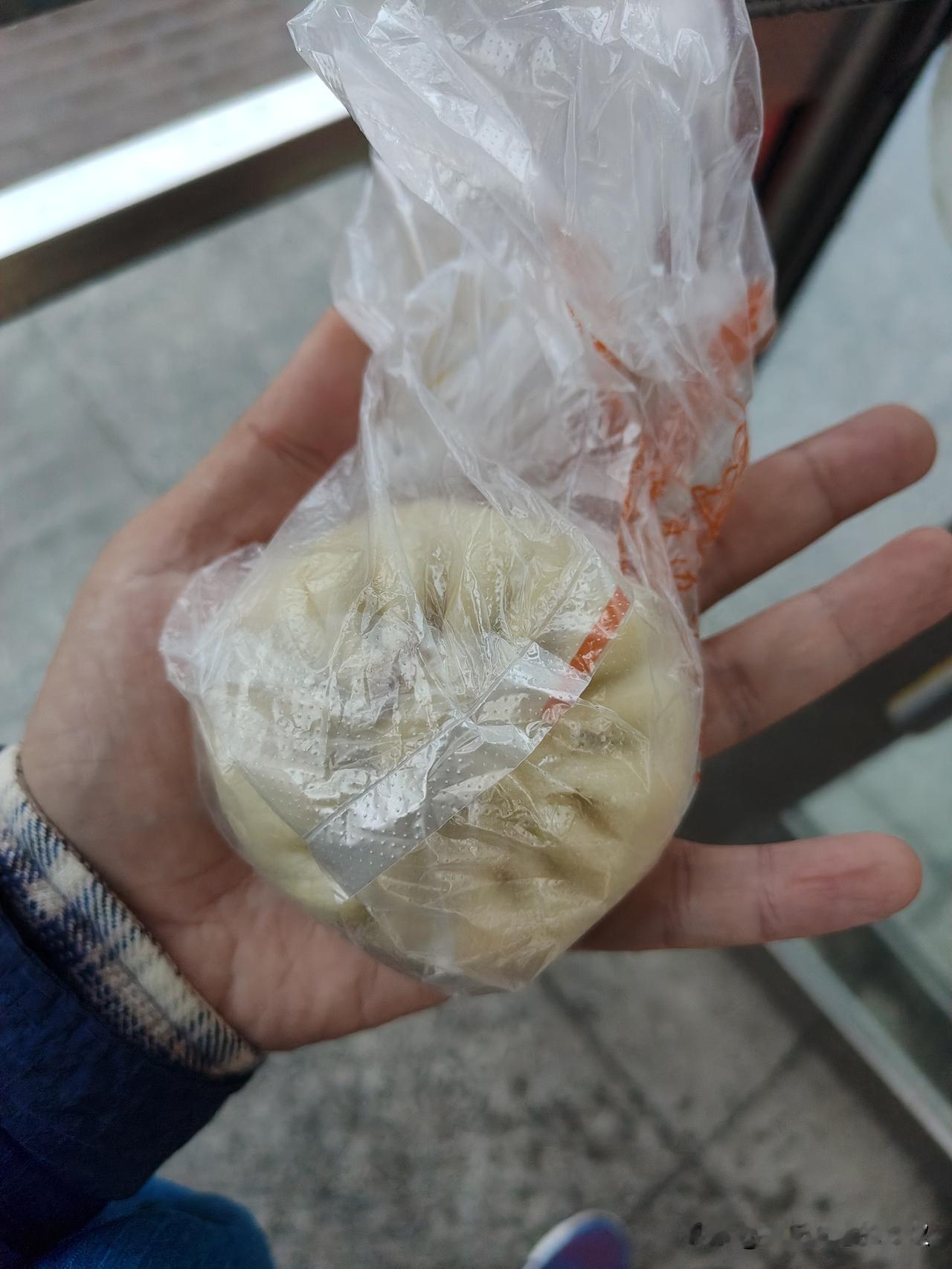 大连的物价真实体验，以小肉包子为例，某连锁超市买的包子，论斤卖，我称了一个，猜猜