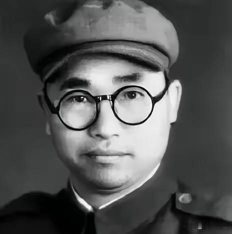 1939年，28岁的八路军旅长乘船去开会，途中顺手剪断日军电线，半小时后日军