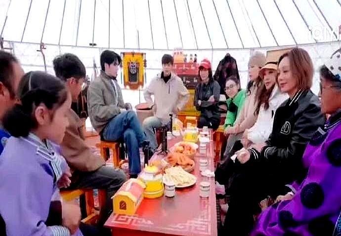 刘嘉玲把戴了十几年的卡地亚手链，随手给了个藏族姑娘。没拍视频，没发朋友圈，没提