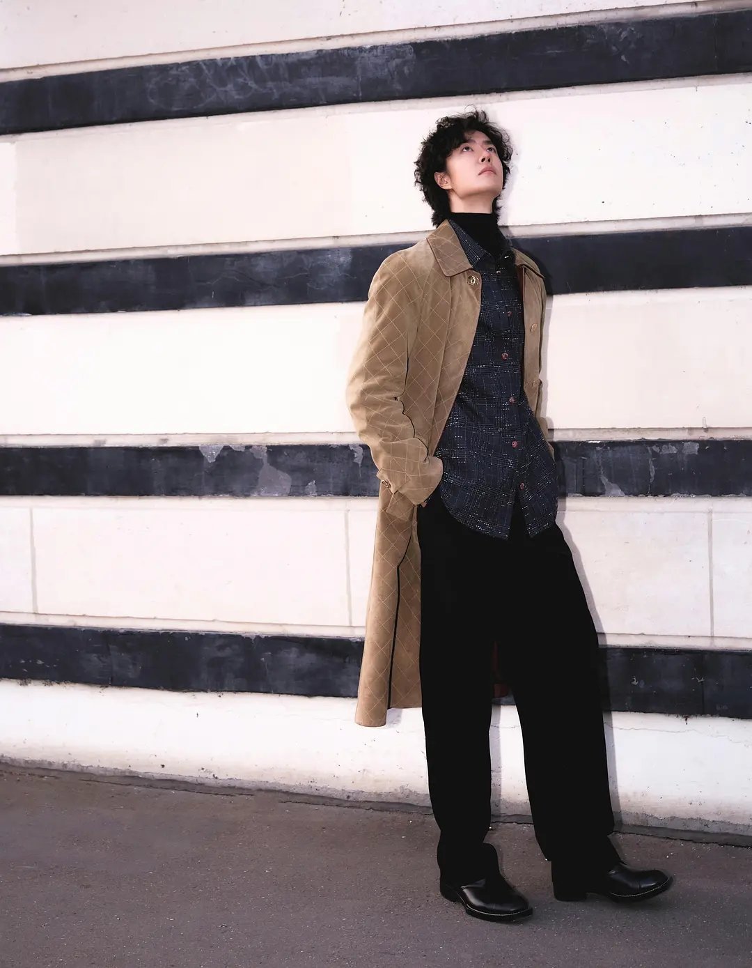 家人们谁懂啊！一扭头，王一博已经三座影帝奖杯在手了！内娱的其他小生们，看看这差距