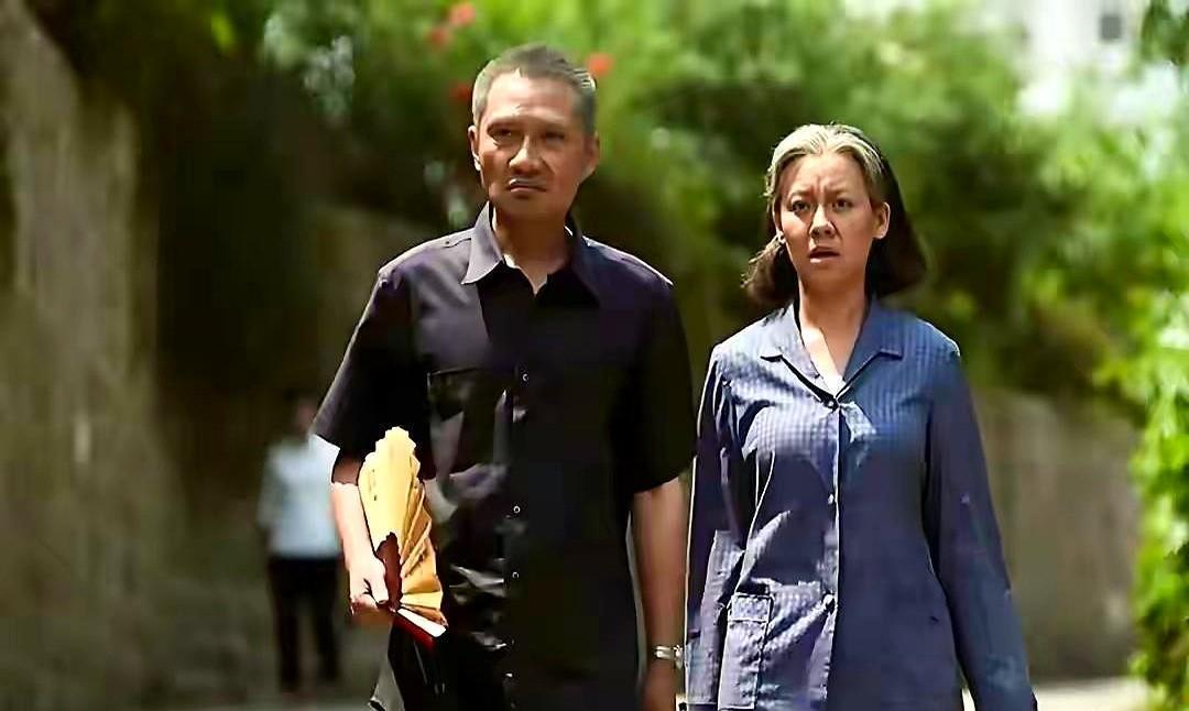 看《父母爱情》时，谁没疑惑过这细节？剧中男主退休是正师级，战友兼妹夫才正团级，职