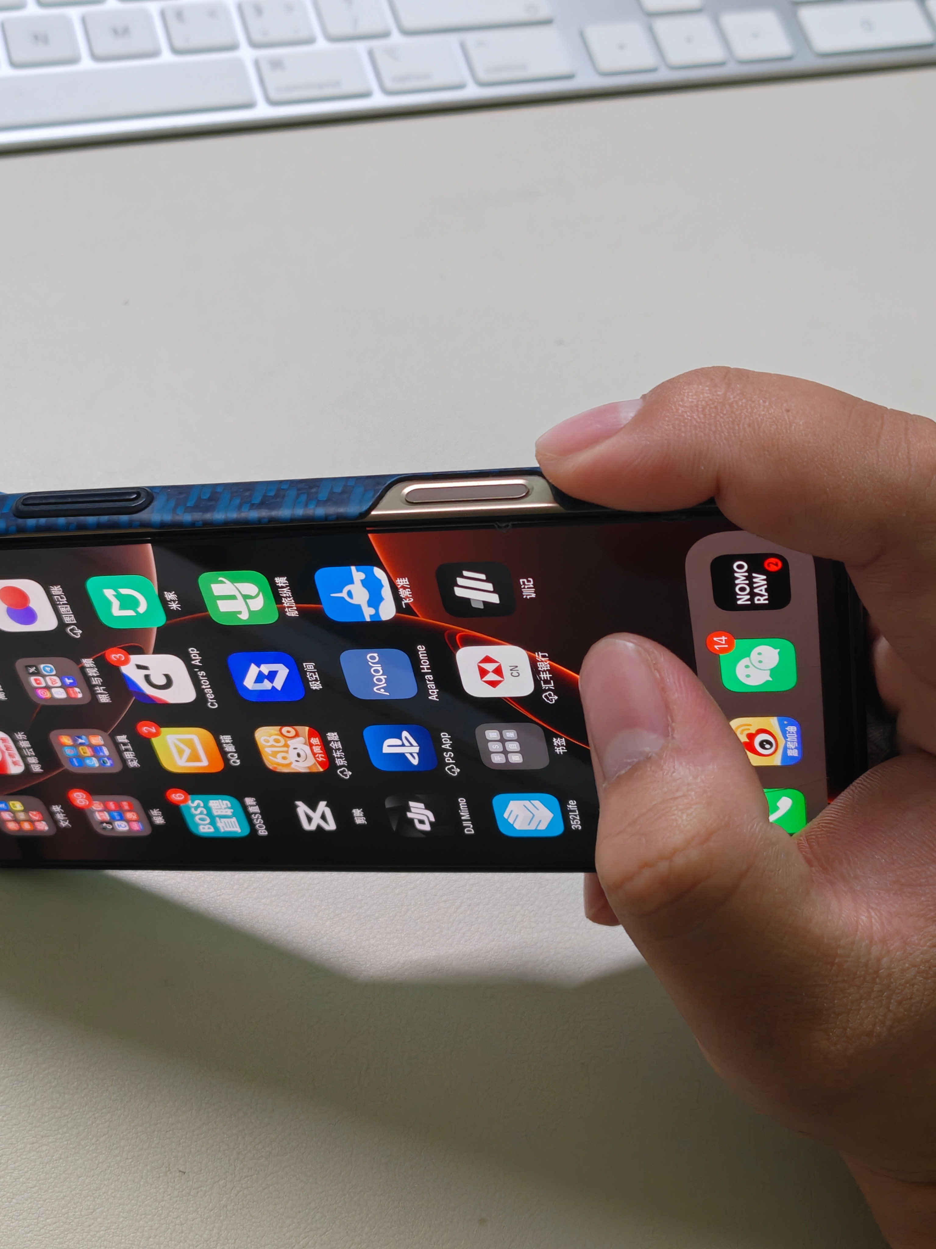 iPhone16这个拍照按键，算得上这几年最败笔的设计，单手握持用不了，双手握