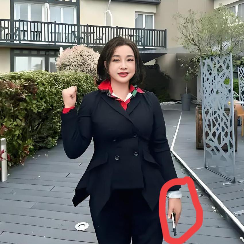 我前男友亲眼见过刘晓庆，她跟我说过，刘晓庆现实中和电视上完全不一样，电视上