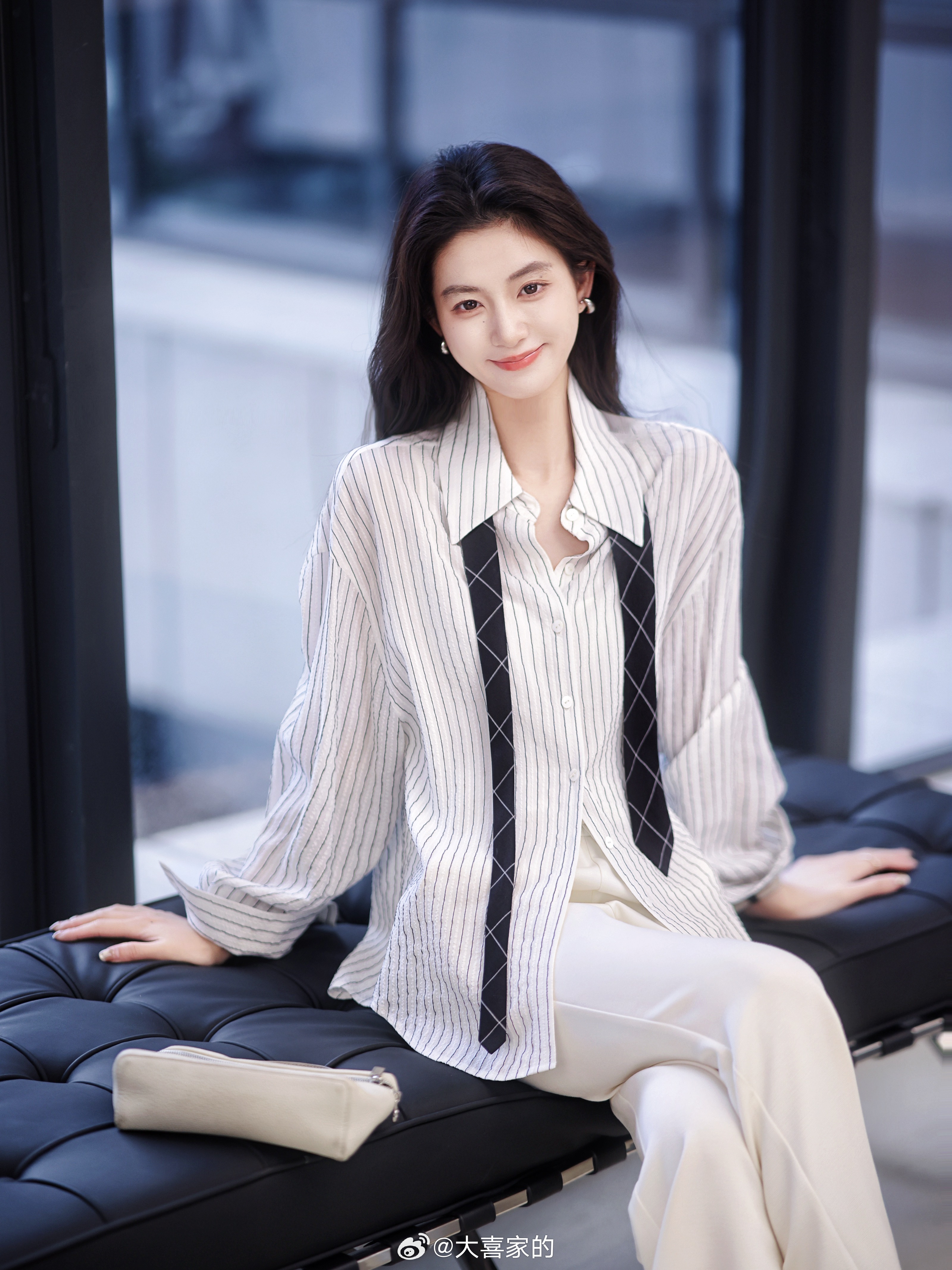 还有一件衬衫是粒粒心头爱！！真丝*棉材质舒适顺滑又有型不塌撞色条纹够经典吧