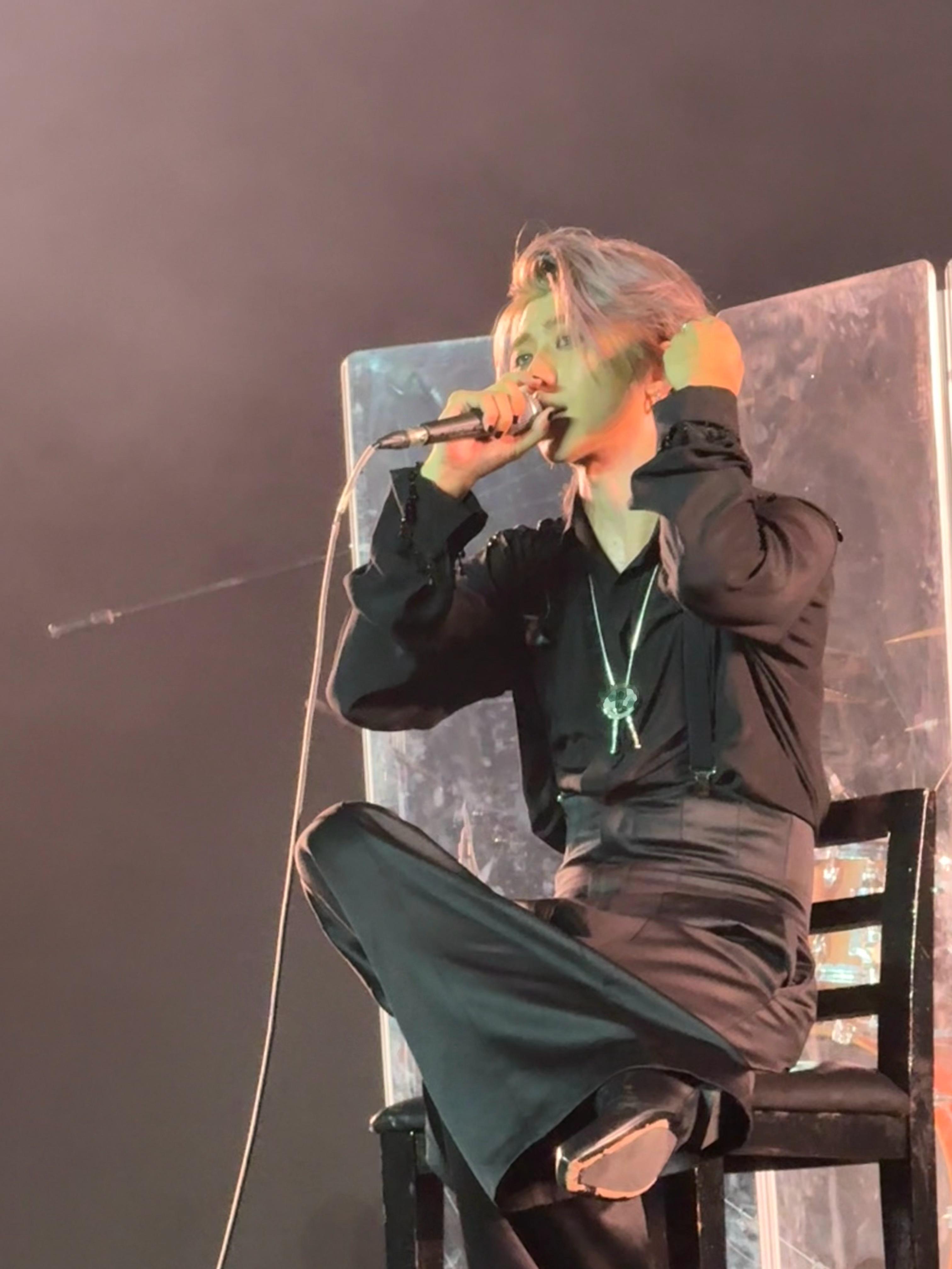 网友目测蔡徐坤身高190真的在人群中好长的一条人啊，好瘦啊！！​​​