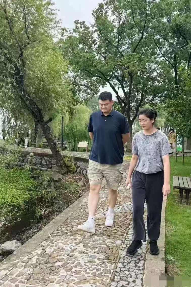 姚明这两米多的身高，不管走在哪里都是人群中的焦点。近日，姚明带女儿现身苏州老家