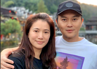 你老婆身材很好，当年我花了一百万港币包养了她两个月！”2001年，张智霖终于决定