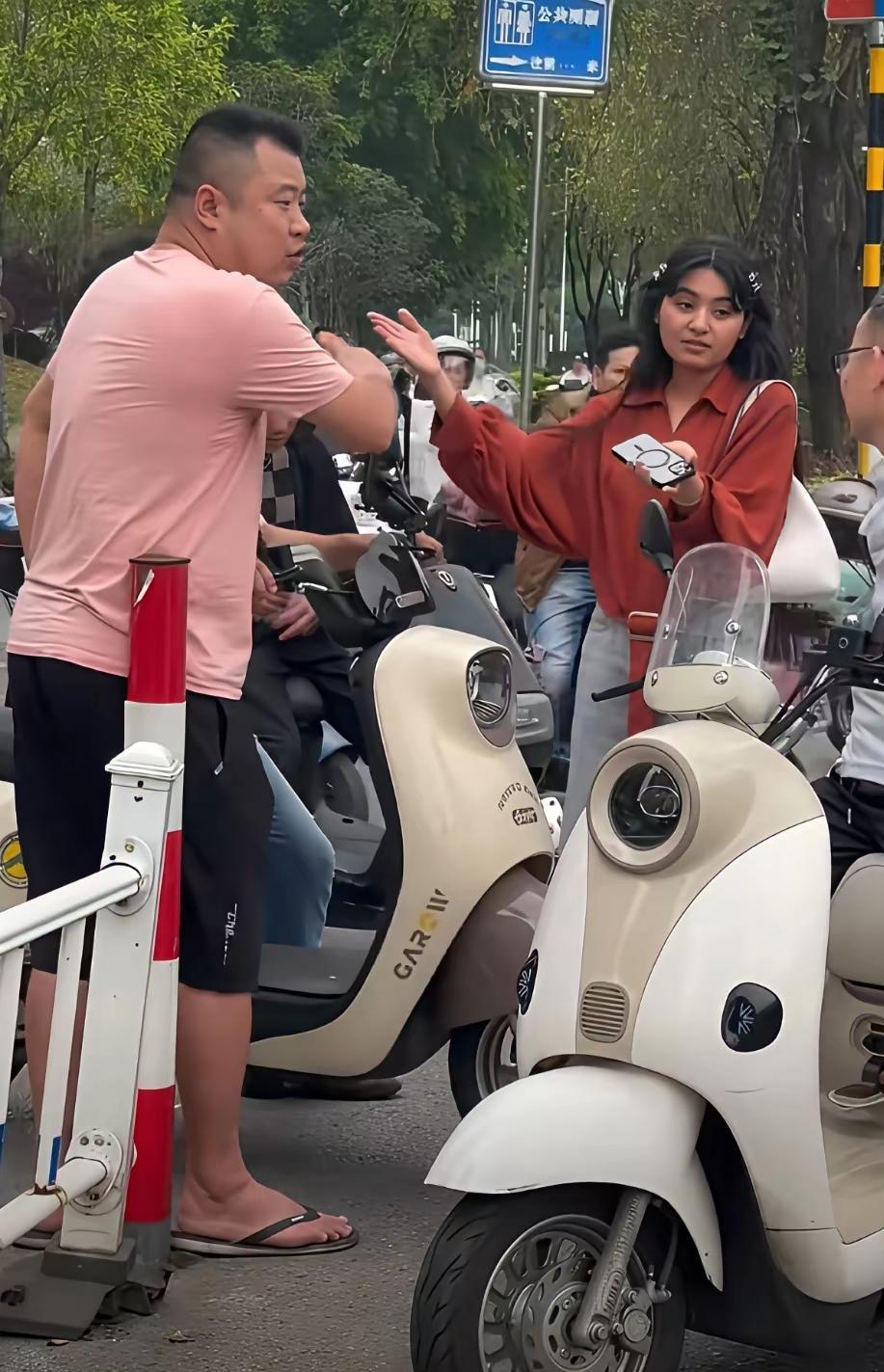 柳州老外骂“stupidchinese”被掌掴！是血性反击还是违法？网友吵翻了