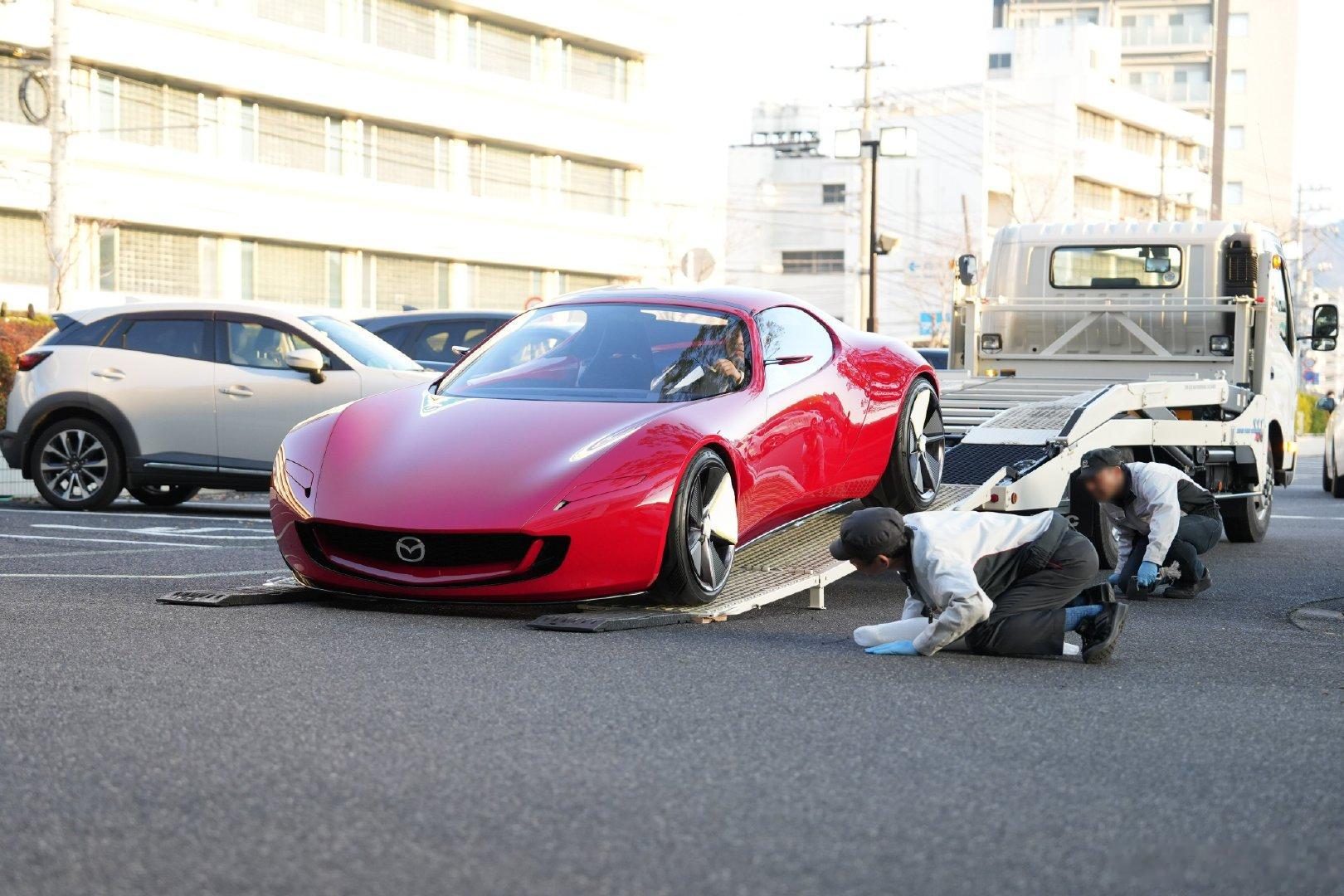 AlfaRomeoCuorerosso保留了Giulia的头灯设计，A柱很有马自达概念车的感觉。很高