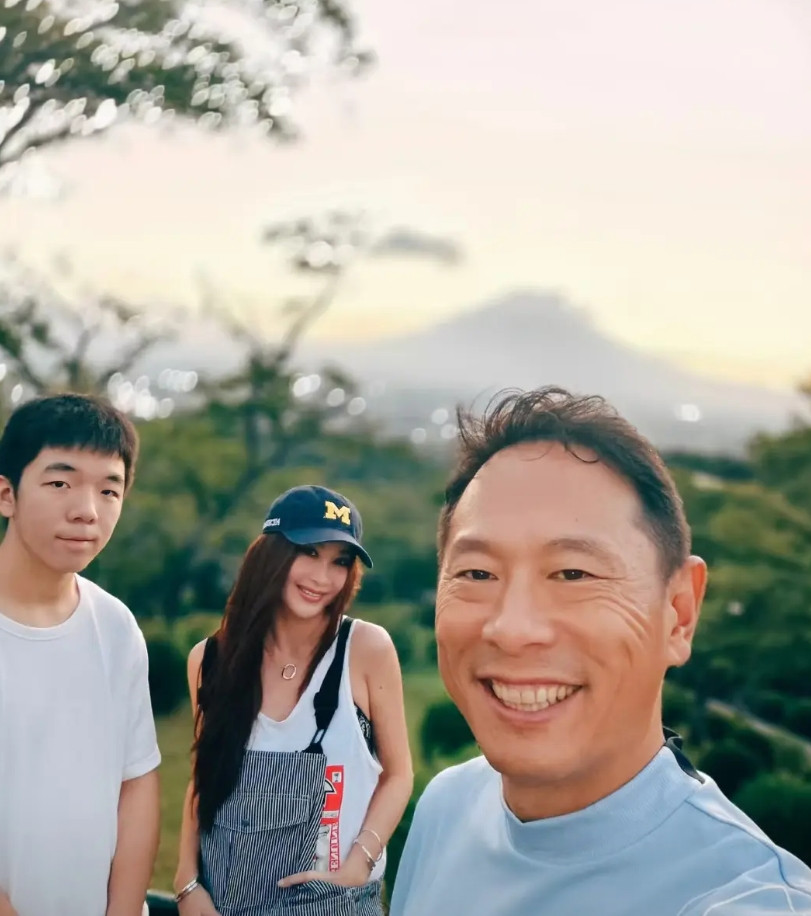 温碧霞养子那诡异眼神，背后或许藏着不少故事？不为人知的背后？温碧霞59岁生日会