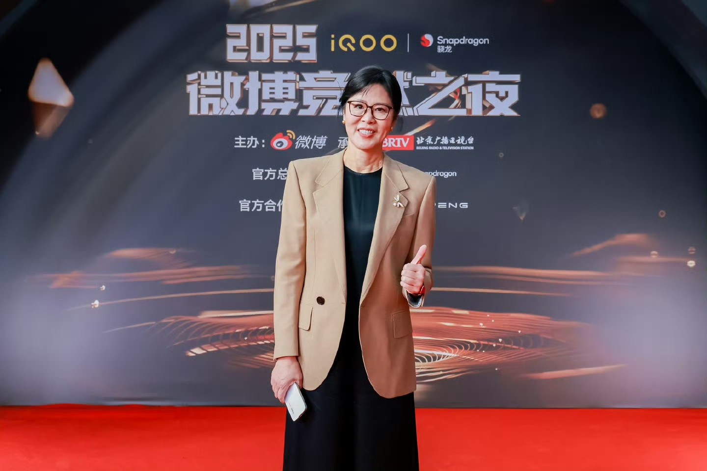 竞燃之夜，星光璀璨！发现了吗？无论是舞台上的电竞大神还是红毯明星，人手一台的社交