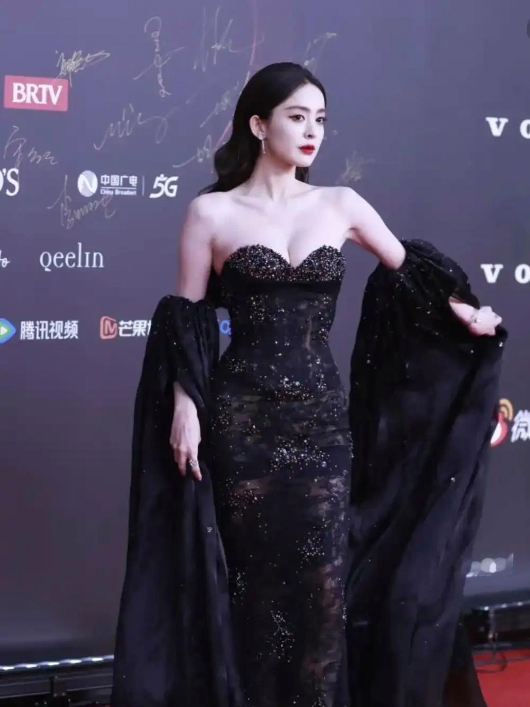 娜扎“黑丝透视抹胸裙”造型封神！饱满身姿诠释人间尤物，生图状态却意外曝光真实身材