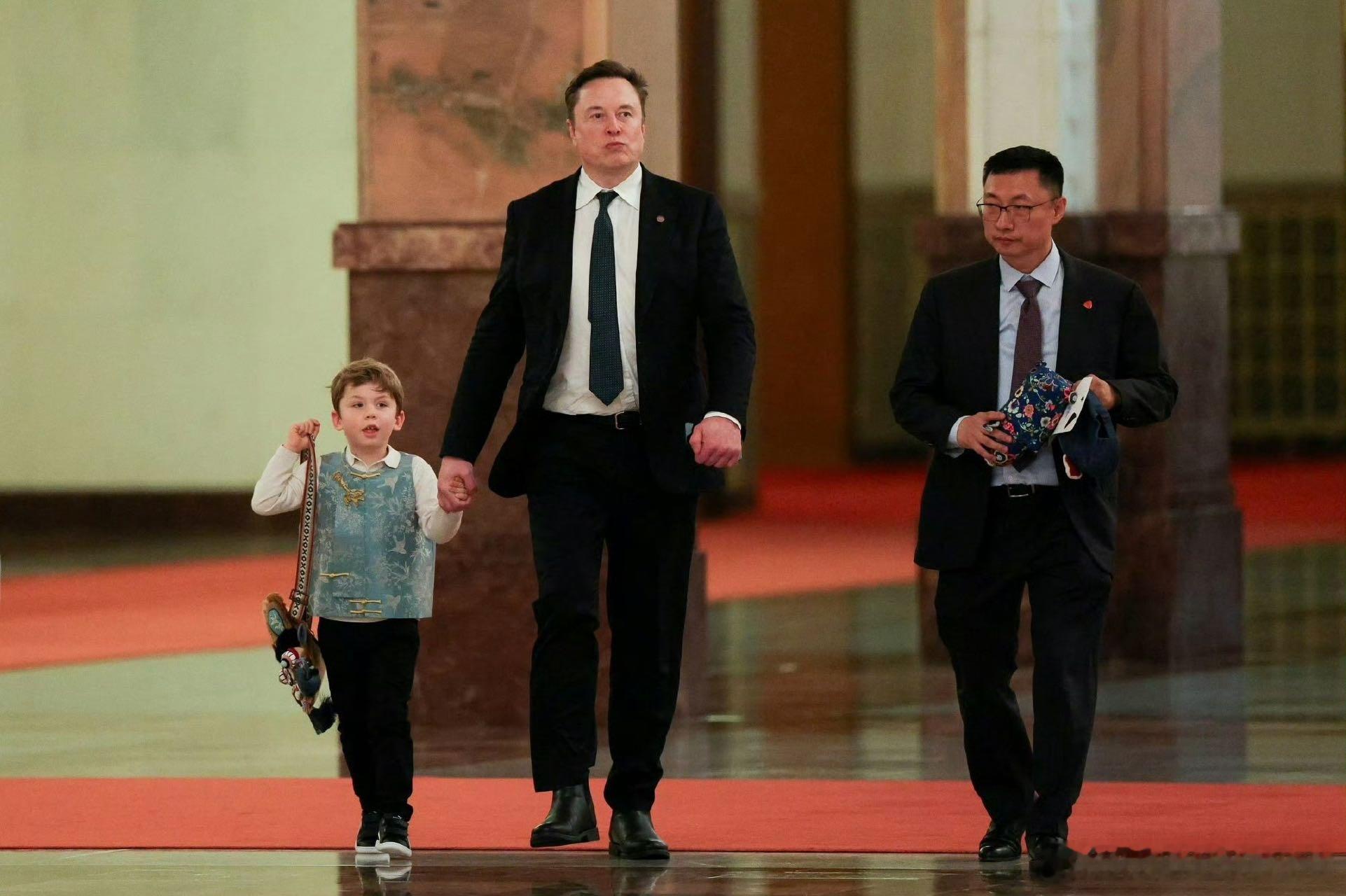 马斯克儿子身着新中式上衣小马总参加国宴穿的汉服要卖爆了