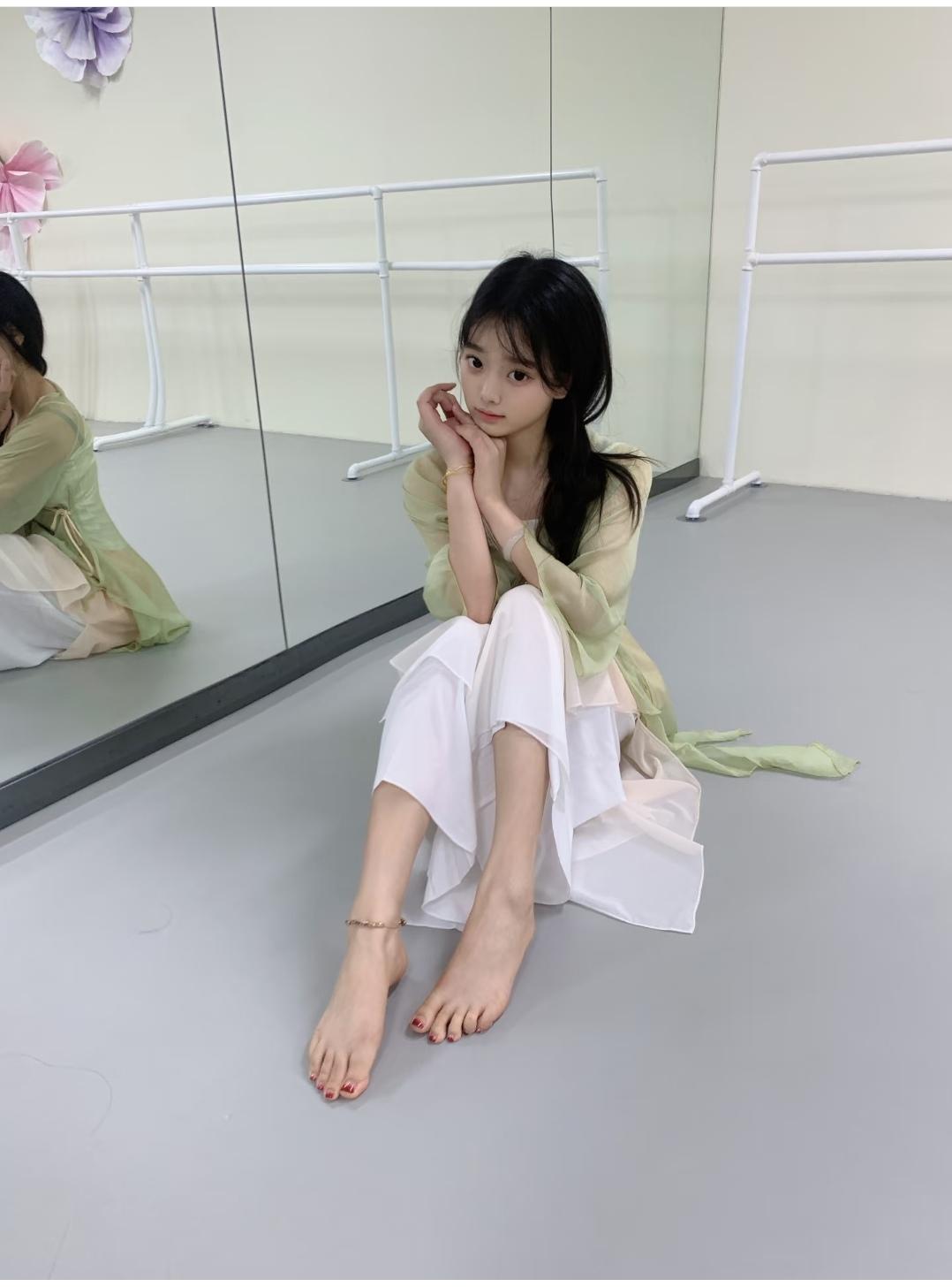 脚趾甲都长出来，该美甲了。