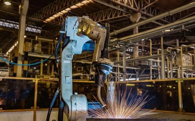 美国找到了美国制造的法宝：第一步，把中国产品买过去，拆解，重装；第二步，从中国买