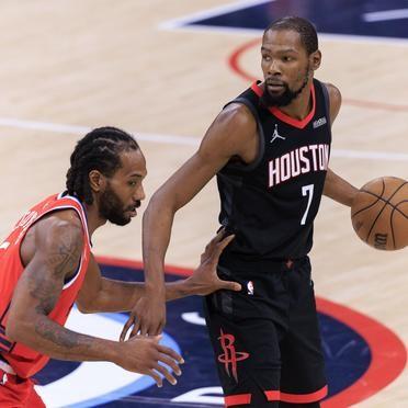 终场哨响，球馆的喧嚣还没散尽。莱昂纳德刚完成那个锁定胜局的21。杜兰特