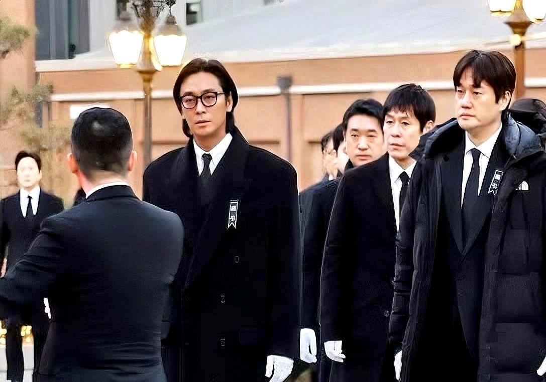 凌晨三点的首尔，郑雨盛在葬礼上站了整整8小时。他没坐。没喝水。只是死死盯着