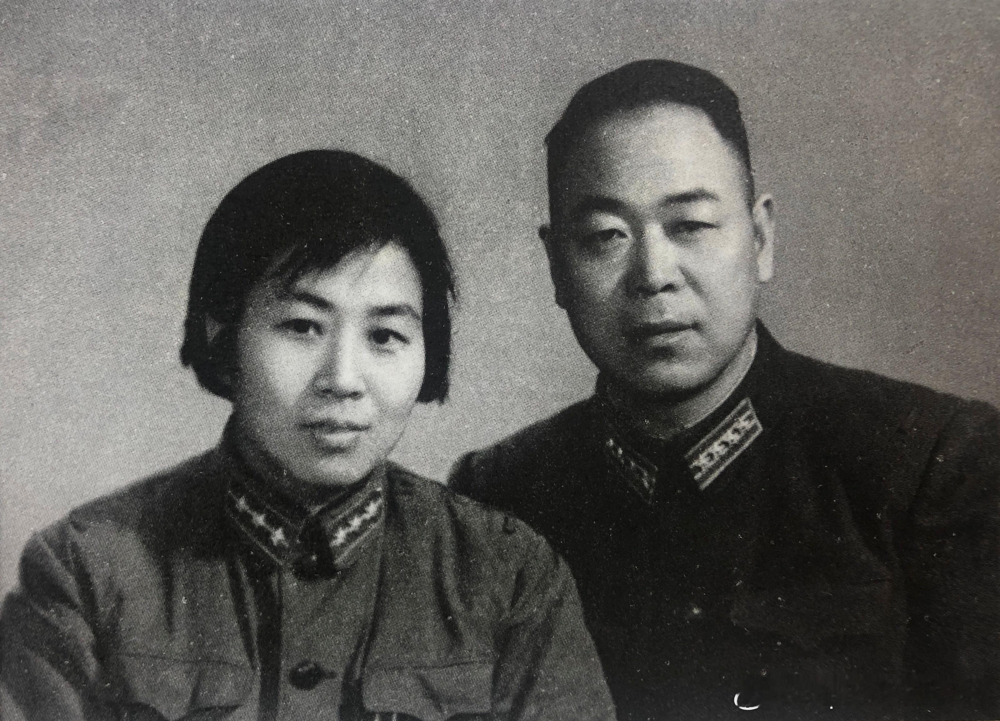 1965年岳振华大校（1964年7月晋升）和夫人李德序合影历史影像