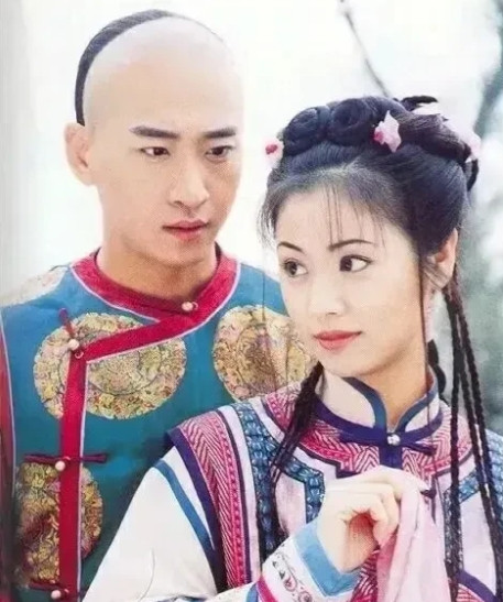 1999年，周杰接到《少年包青天》的剧本，他打电话询问琼瑶的意见。没想到，这部戏