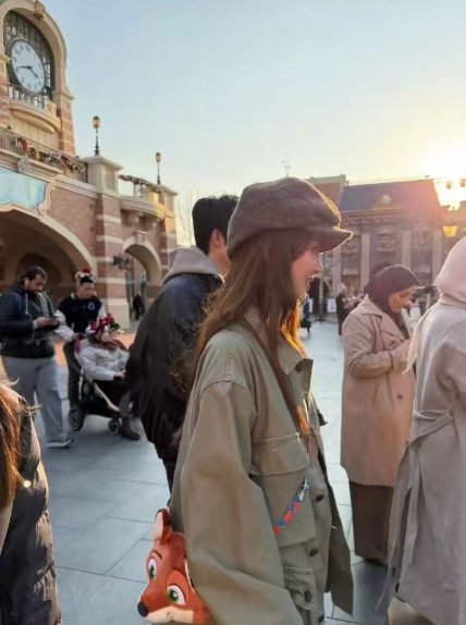 金晨迪士尼被偶遇，背着狐尼克的包，穿搭时尚