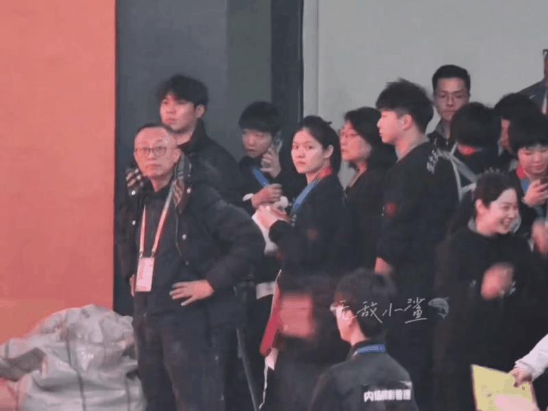 800个心眼子的莎莎，躲在了一个无人在意的角落，没想到还是被发现了！莎莎太可爱