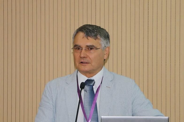 教育科研圈最近出了个大事！有个国际顶尖的化学家，今年3月来中山大学当教授了。