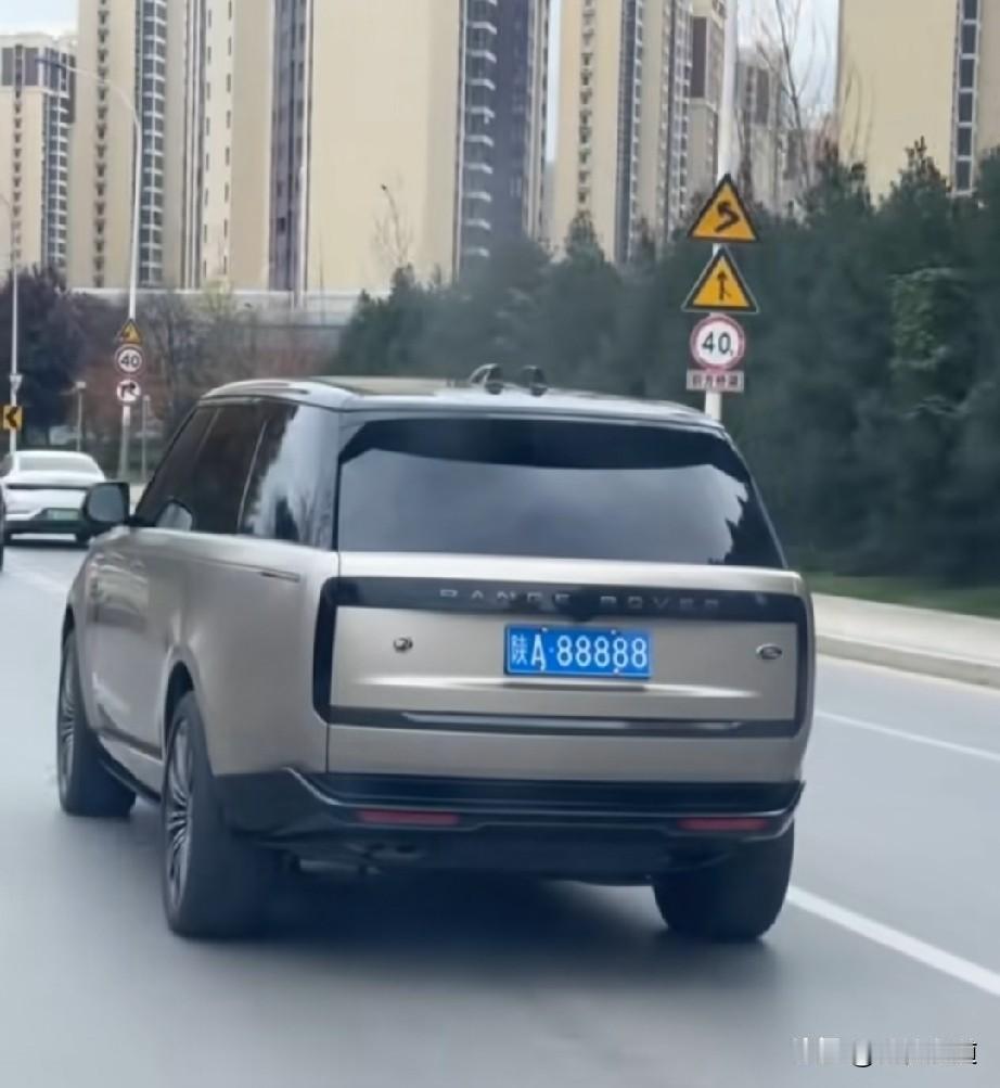 为什么五连号号都会出现在路虎上？我个人感觉还特别般配。路虎揽胜这种车型的审美真是