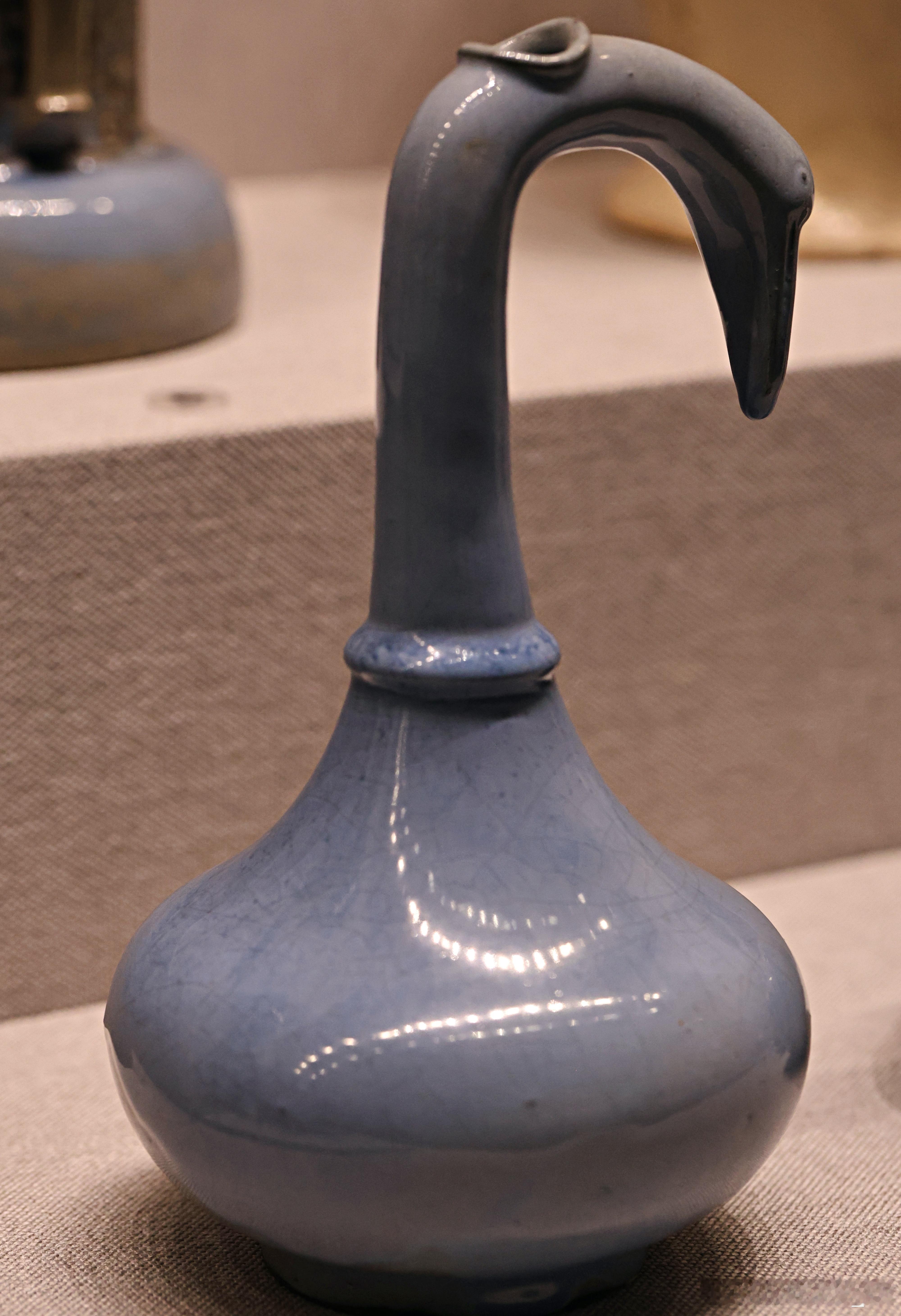宜兴窑天蓝釉凫式壶明（公元1368-1644年）故宫博物院藏凫是一种野鸭，颈部