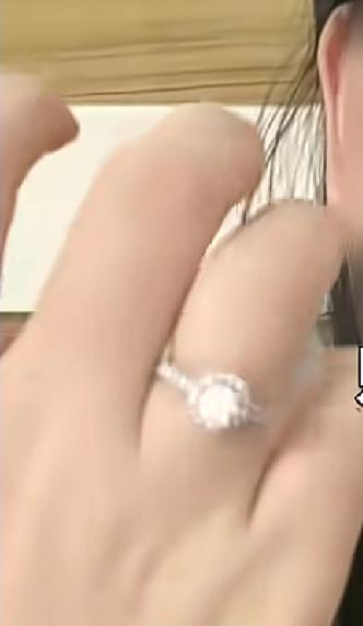 听说钻石贬值了，但没想到能贬值成这个样子最近，一位女子拿出了自己曾经花3600