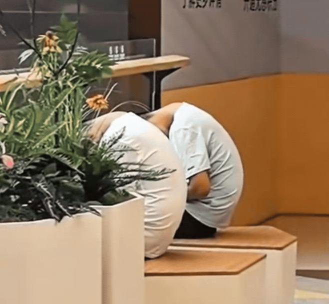 彻底废了！山东，一名女子逛商场，看到不远处有两个男孩低着头不知道在干什么，于是她