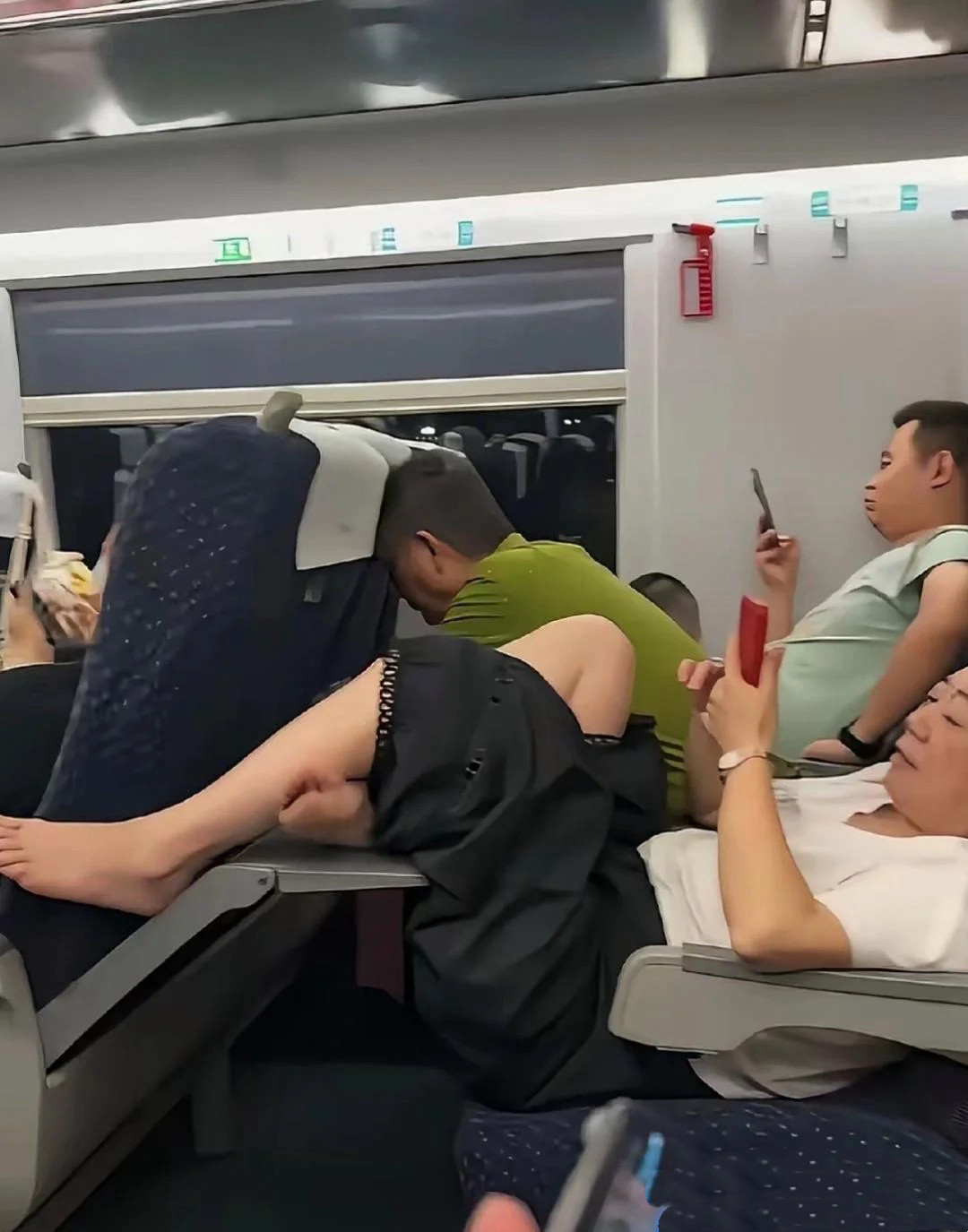 高铁上看到的，感觉她太过分了