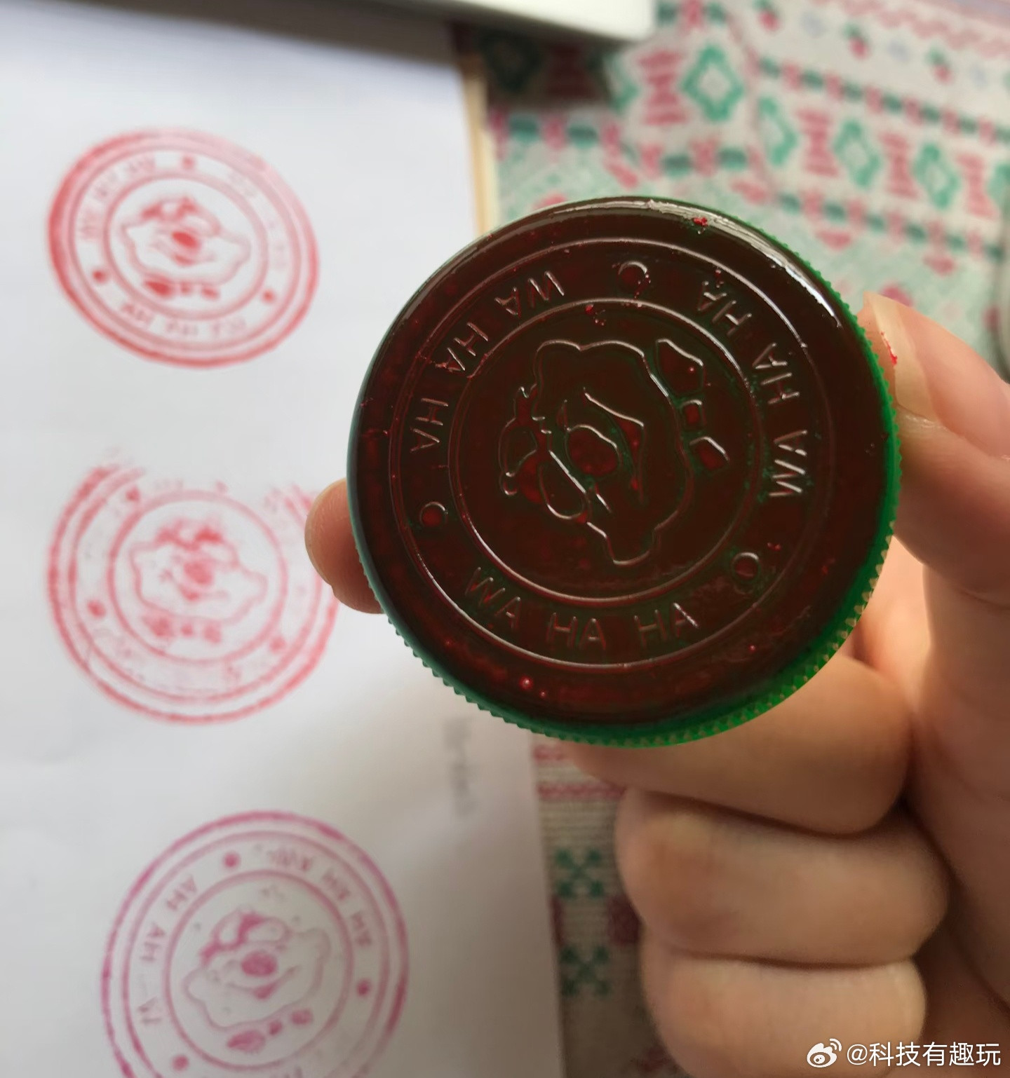 一直以为只是个段子！娃哈哈瓶盖被当公章盖在实习证明上没想到还真有聪明人这么干啊[