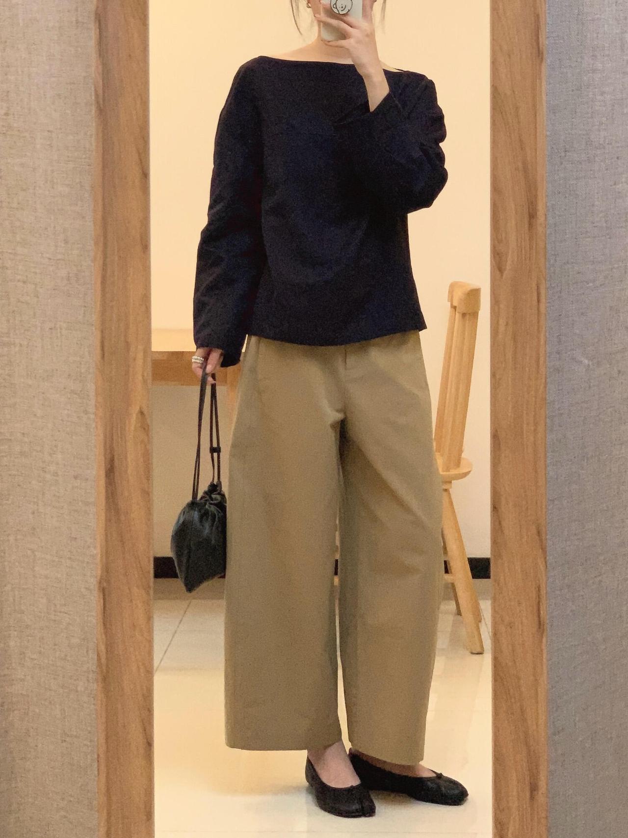 简单又好看，这套日系松弛通勤穿搭太值得照搬。卡其阔腿九分裤版型宽松利落，修饰腿型
