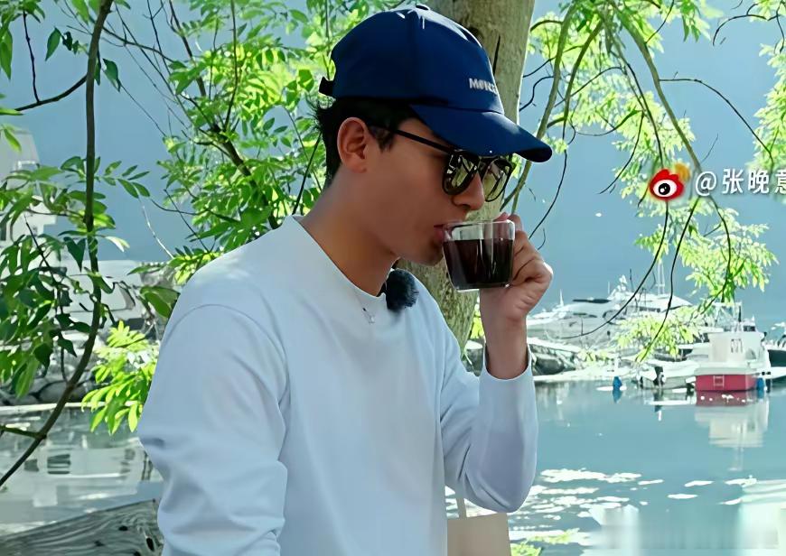 张晚意问出了我憋了十年的问题:为啥有人喜欢喝咖啡?那英姐说,闻着香。姐,咱俩聊的