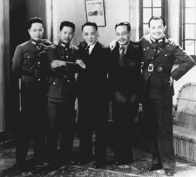 1938年1月，叶挺在武汉筹备建立新四军。在新四军筹备处，郭沫若、叶挺、陈铭枢、
