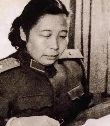 1955年，开国女将军李贞回乡探亲，遇到了打骂她的第一任丈夫古老三，当二人再相见