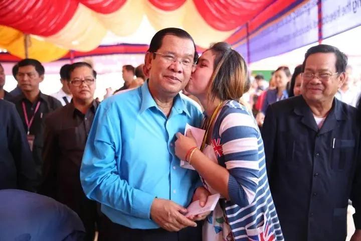 这是洪森亲王慰问百姓，被女人拥抱亲吻的相片。为啥没有几个小伙子扑上来拥抱亲吻洪