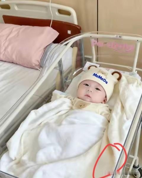 跟你们说个超激动的事儿！刚从产房出来没多久，现在手还有点抖——我家小男子汉来报到