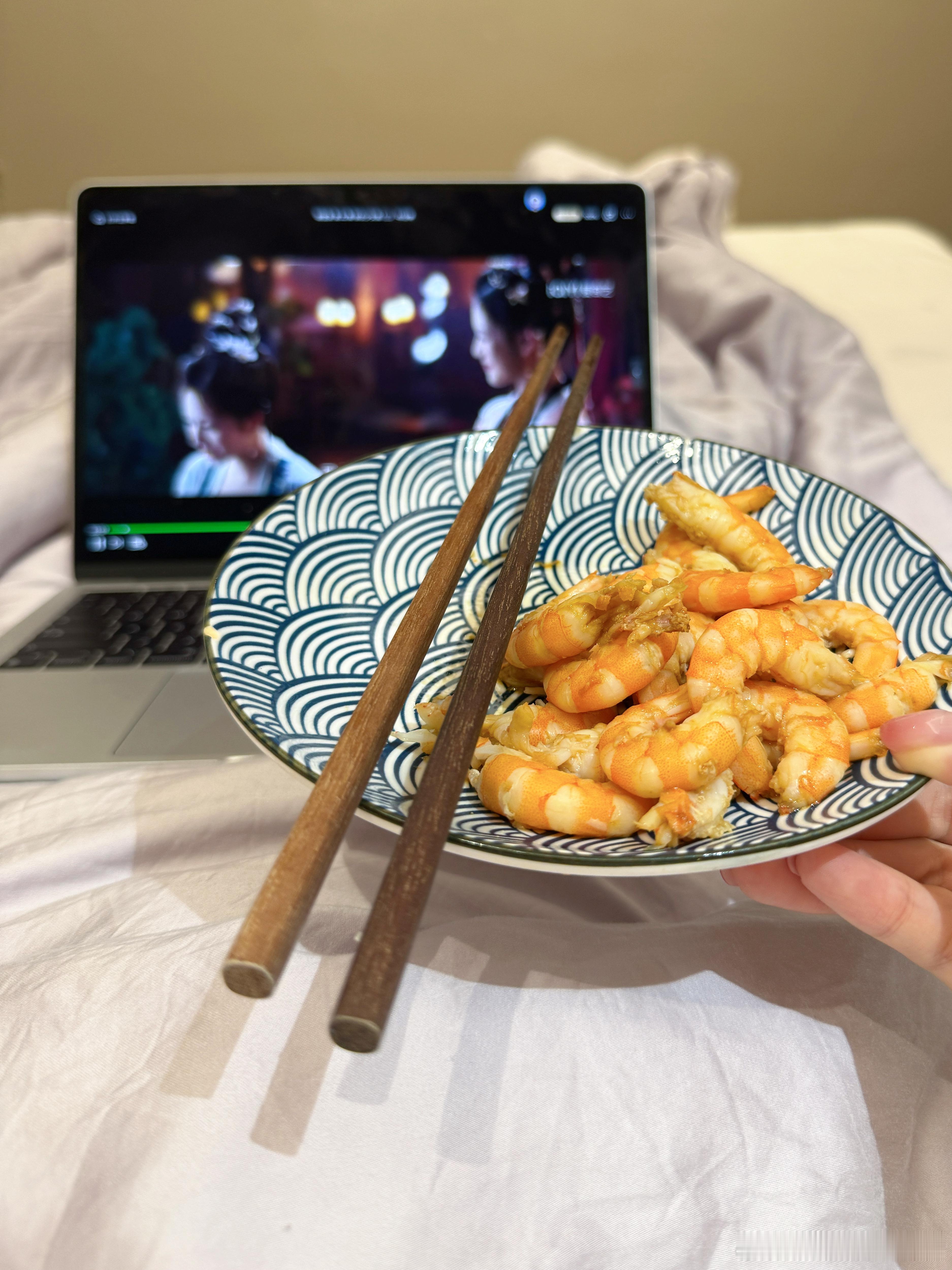 在房间追剧妈妈一会儿进来拿剥好的虾给我一会拿🍐给我[微笑]然后坐床边说，虾不会