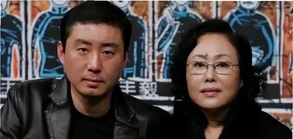 三任丈夫先后离世，她从瑞士回到国内养老。儿子早年有过牢狱经历，如今年迈的她没了枕