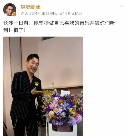 何炅在娱乐圈混了这么多年，可不是白混的。当时节目正在进行残酷的竞技淘汰环节，