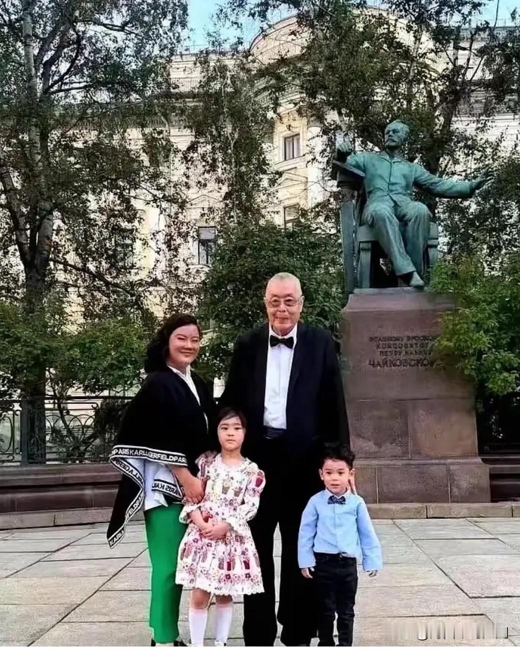 这是著名钢琴家刘诗昆与夫人孙颖及一双子女，在俄罗斯圣彼得堡柴可夫斯基雕像广场的一